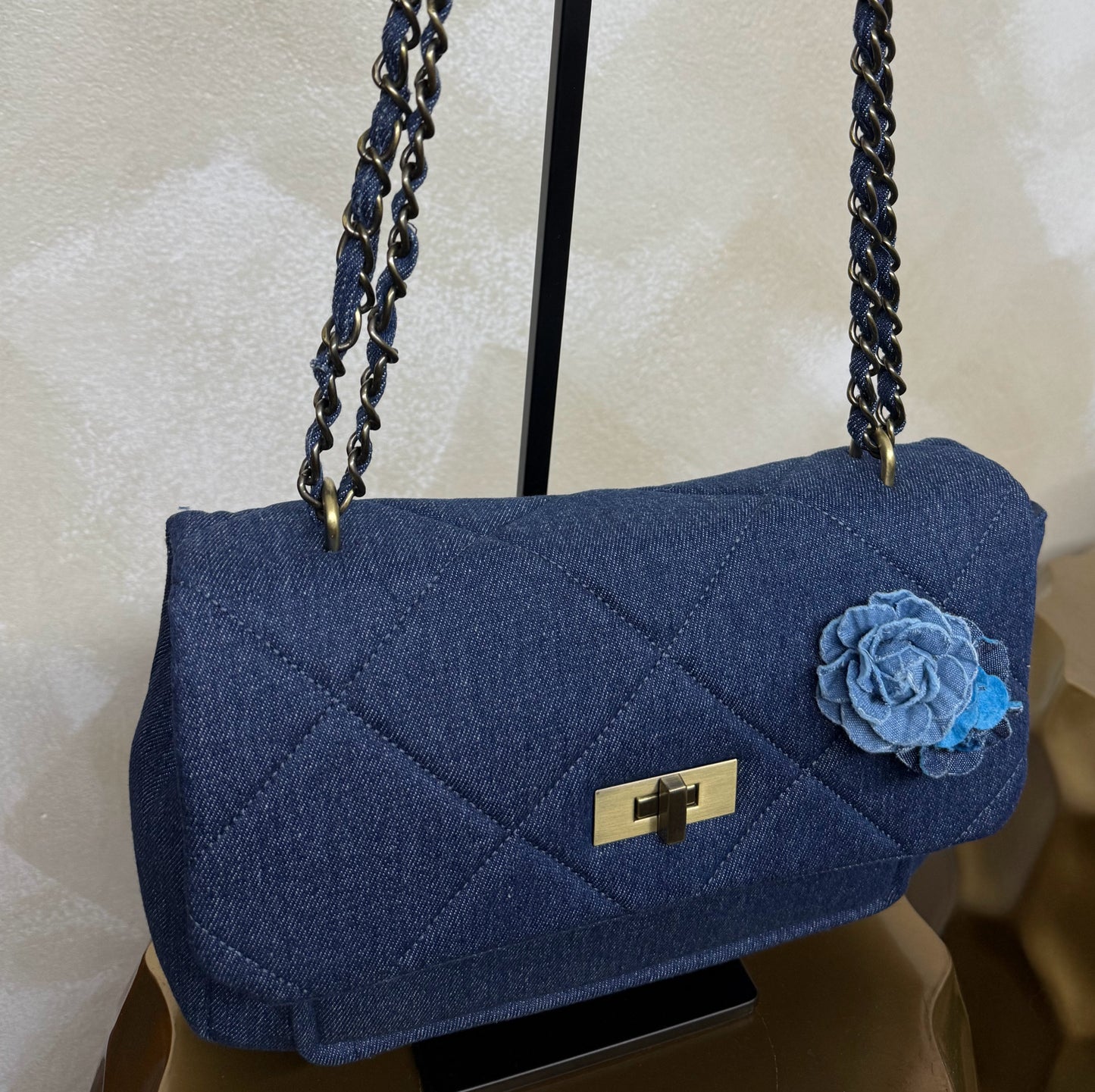 Bolso bandolera denim con detalle floral