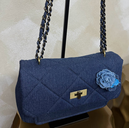 Bolso bandolera denim con detalle floral
