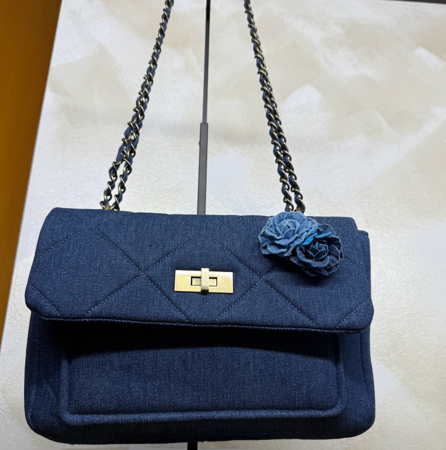 Bolso bandolera denim con detalle floral