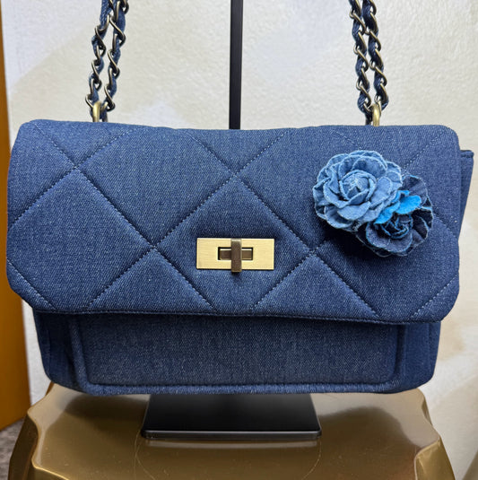 Bolso bandolera denim con detalle floral