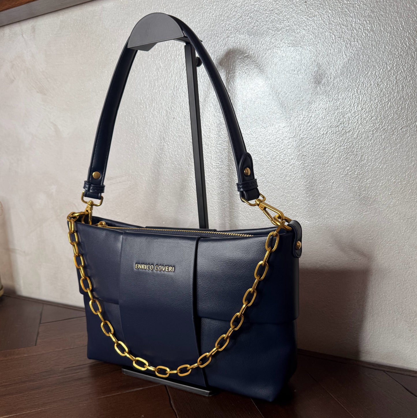 Bolso acolchado con cadena dorada, asa corta y bandolera
