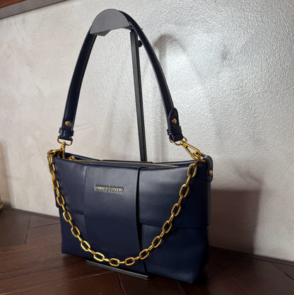 Bolso acolchado con cadena dorada, asa corta y bandolera