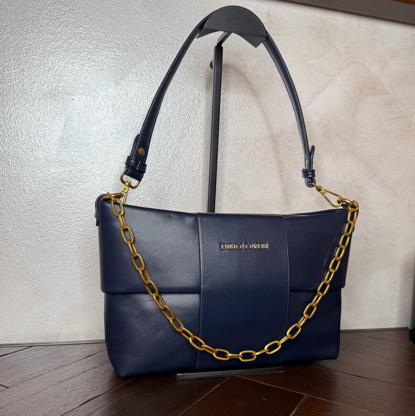 Bolso acolchado con cadena dorada, asa corta y bandolera