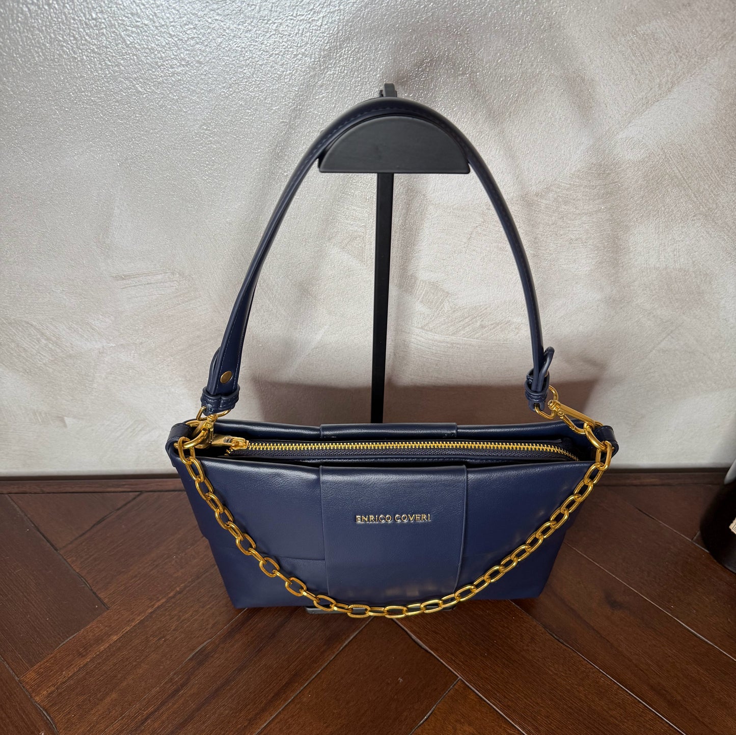 Bolso acolchado con cadena dorada, asa corta y bandolera