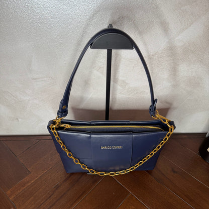 Bolso acolchado con cadena dorada, asa corta y bandolera
