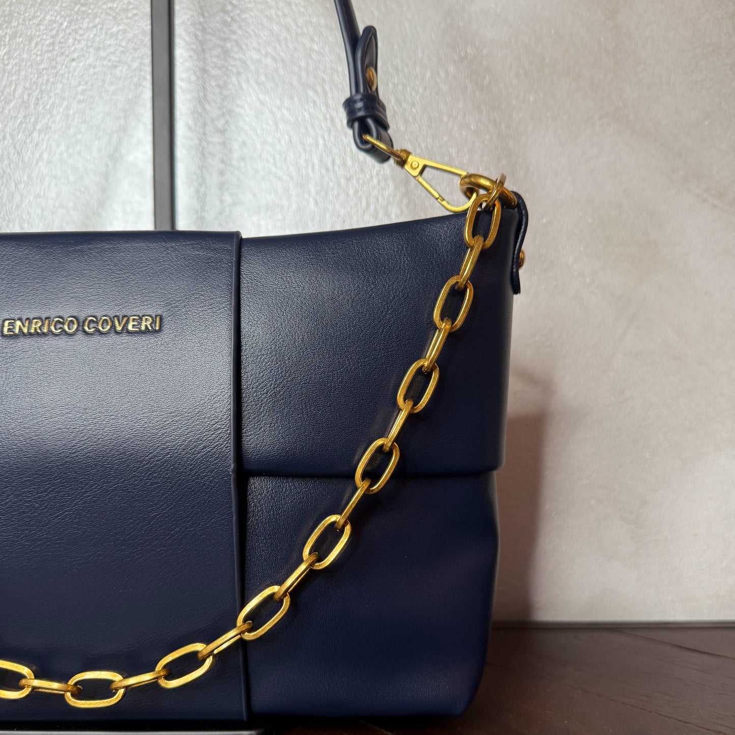 Bolso acolchado con cadena dorada, asa corta y bandolera