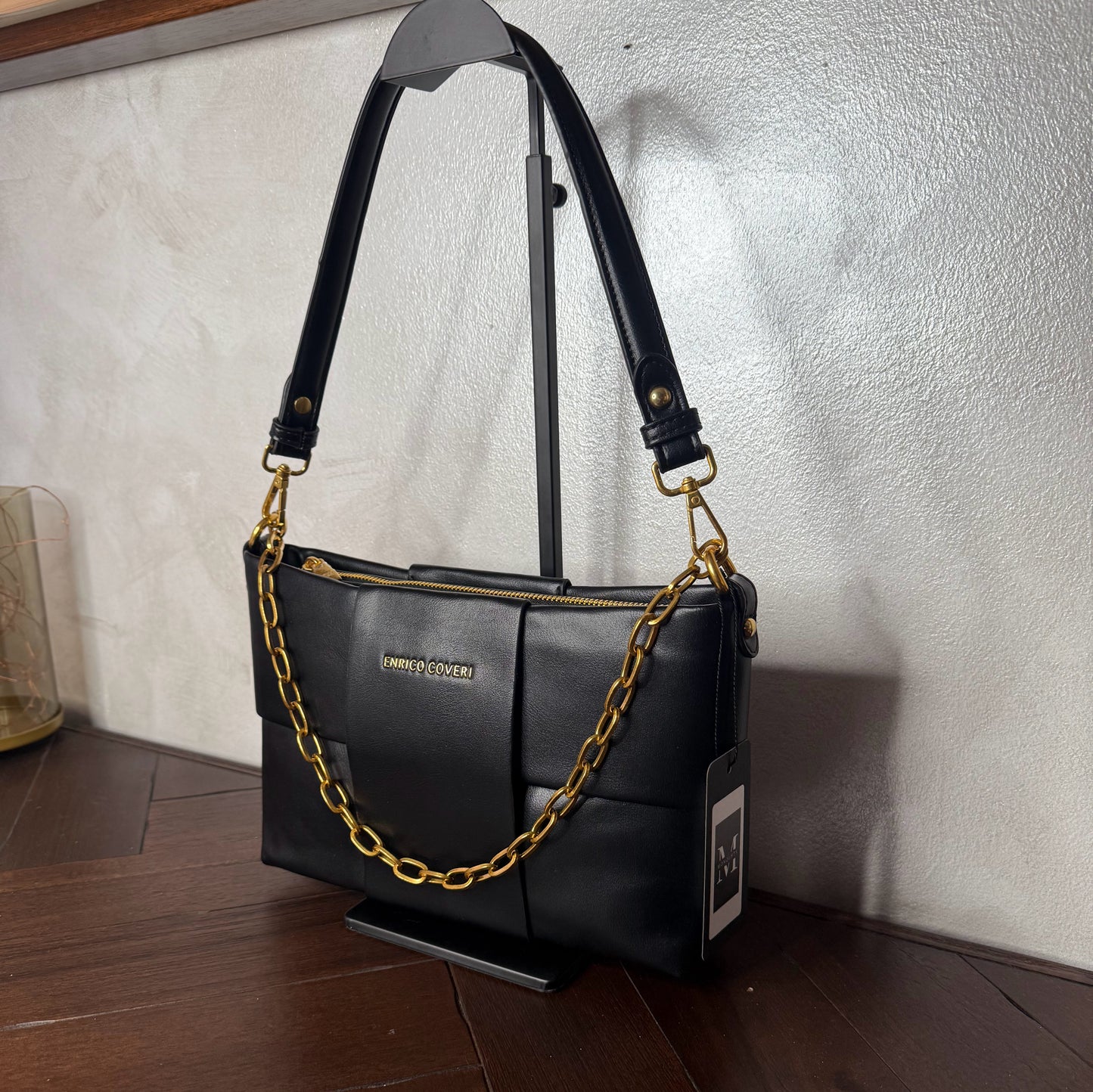 Bolso acolchado con cadena dorada, asa corta y bandolera