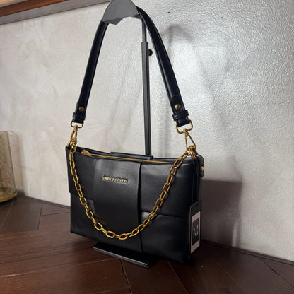 Bolso acolchado con cadena dorada, asa corta y bandolera