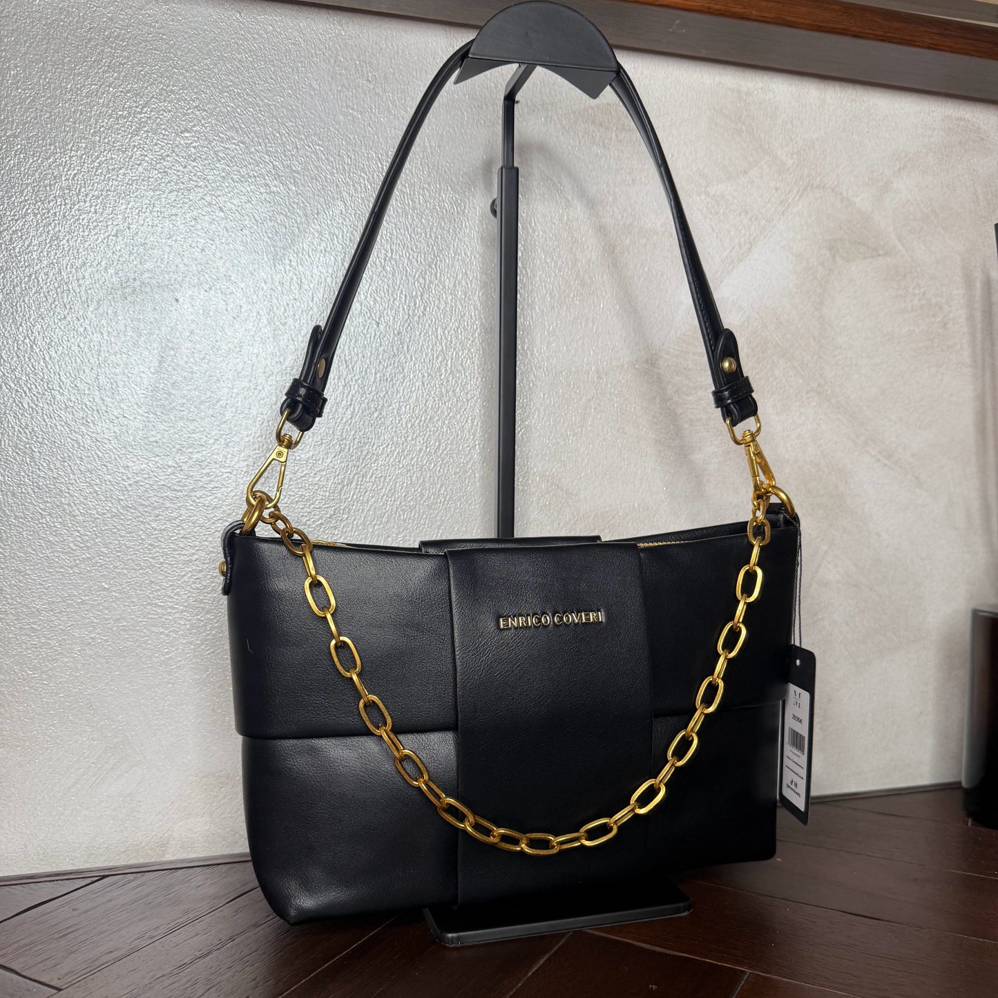 Bolso acolchado con cadena dorada, asa corta y bandolera