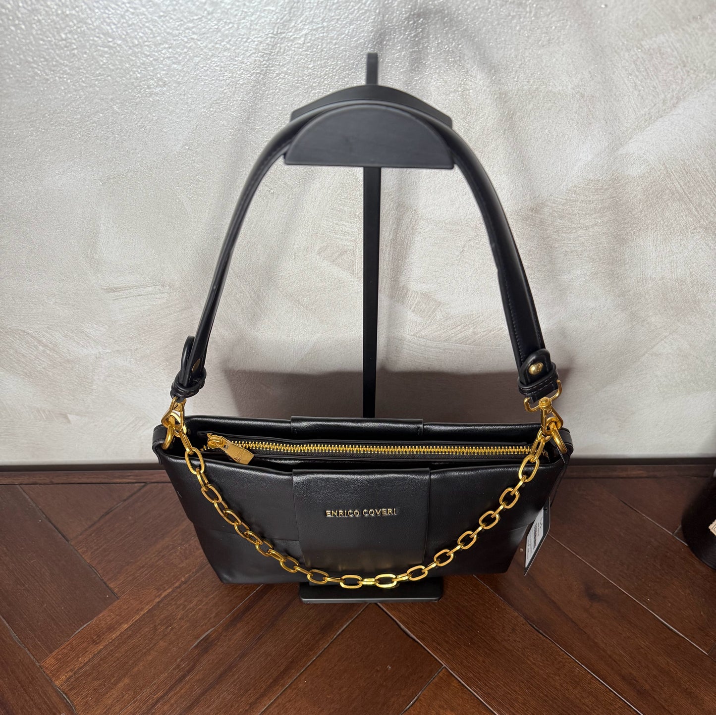 Bolso acolchado con cadena dorada, asa corta y bandolera