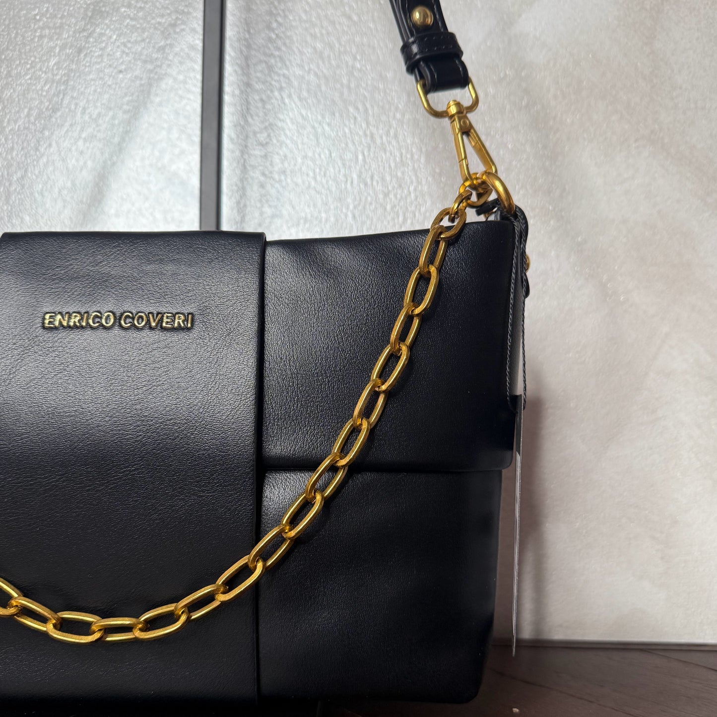 Bolso acolchado con cadena dorada, asa corta y bandolera