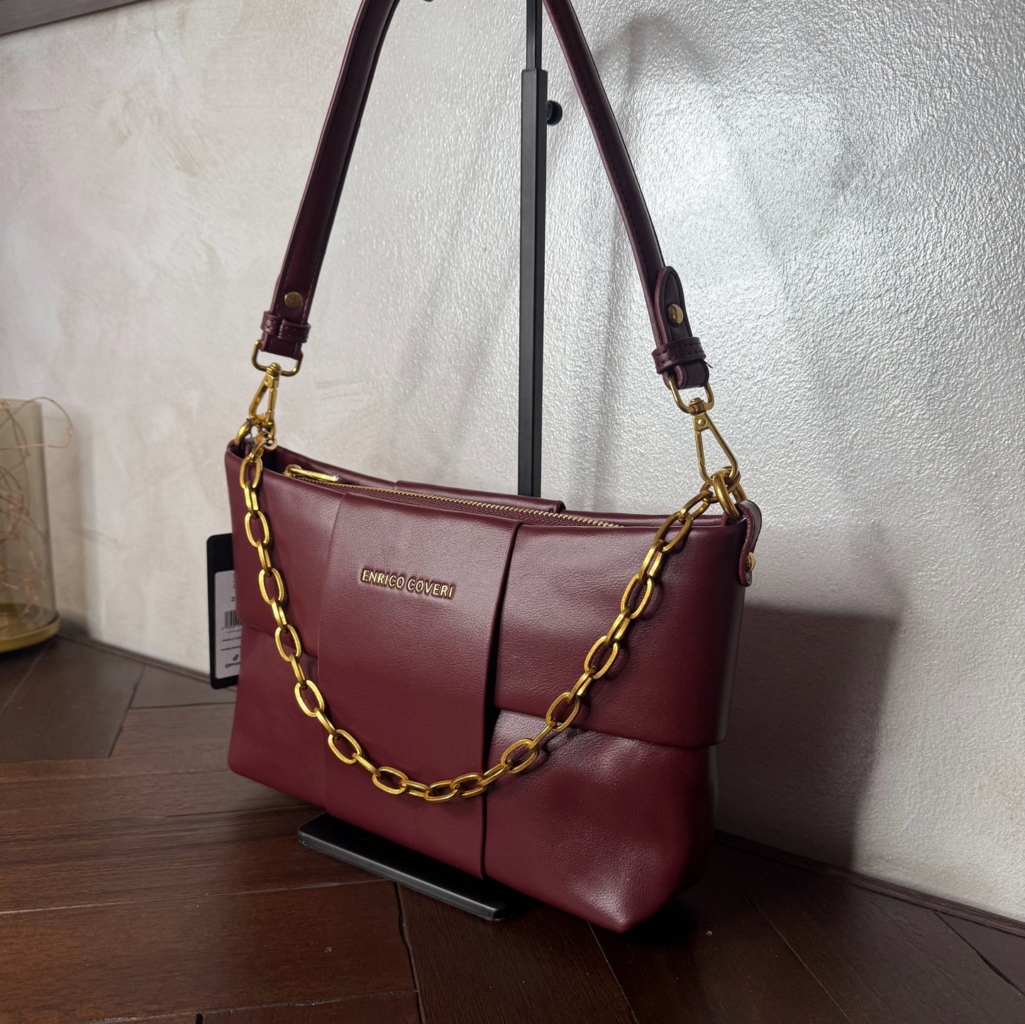 Bolso acolchado con cadena dorada, asa corta y bandolera