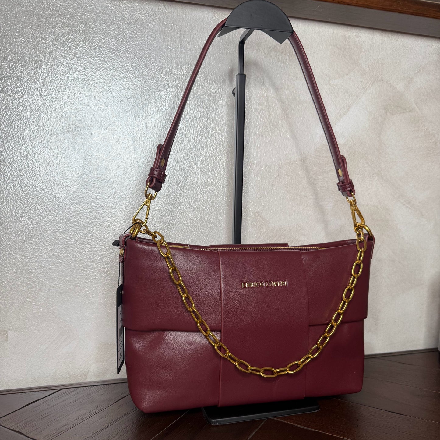 Bolso acolchado con cadena dorada, asa corta y bandolera
