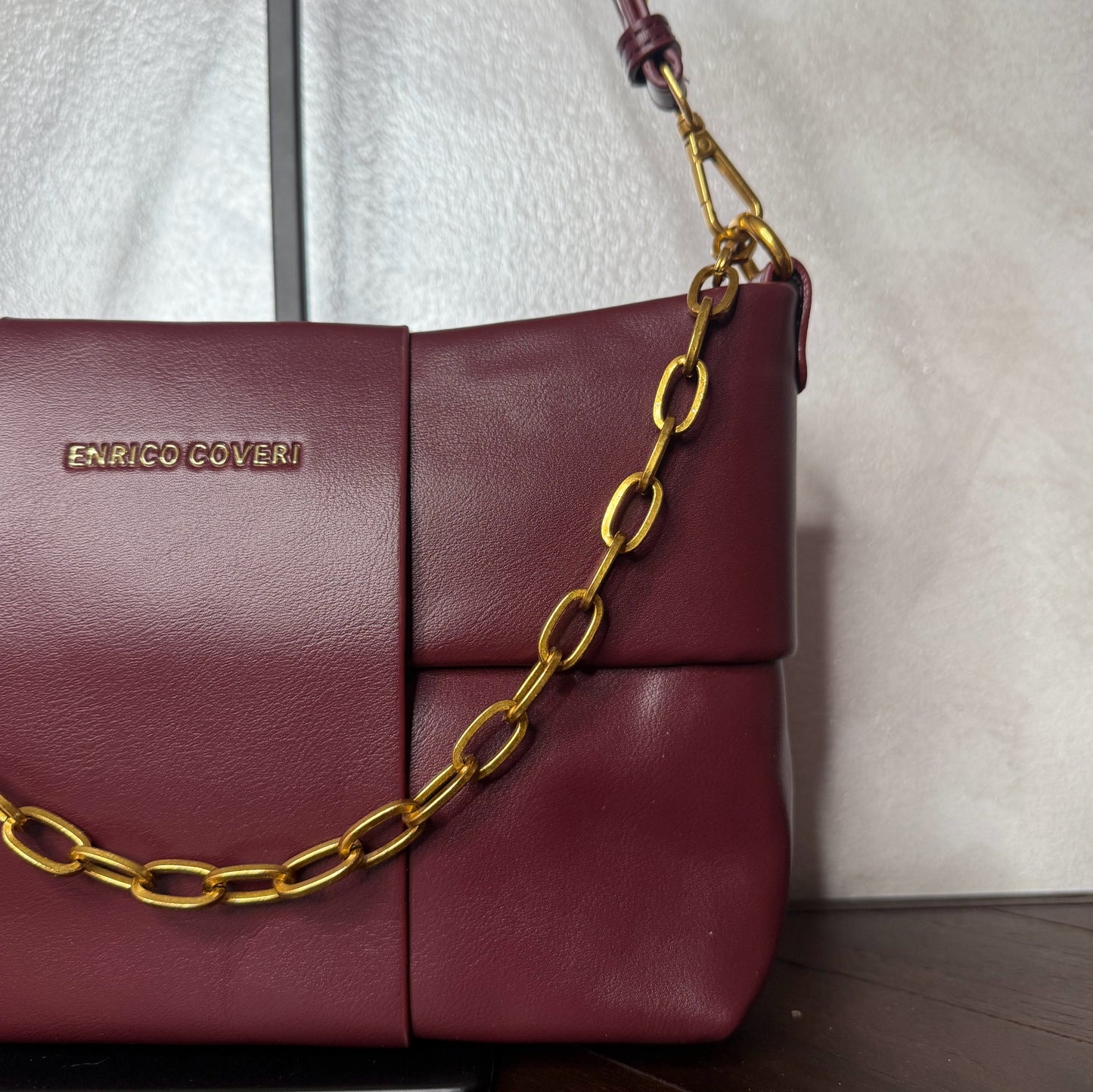 Bolso acolchado con cadena dorada, asa corta y bandolera