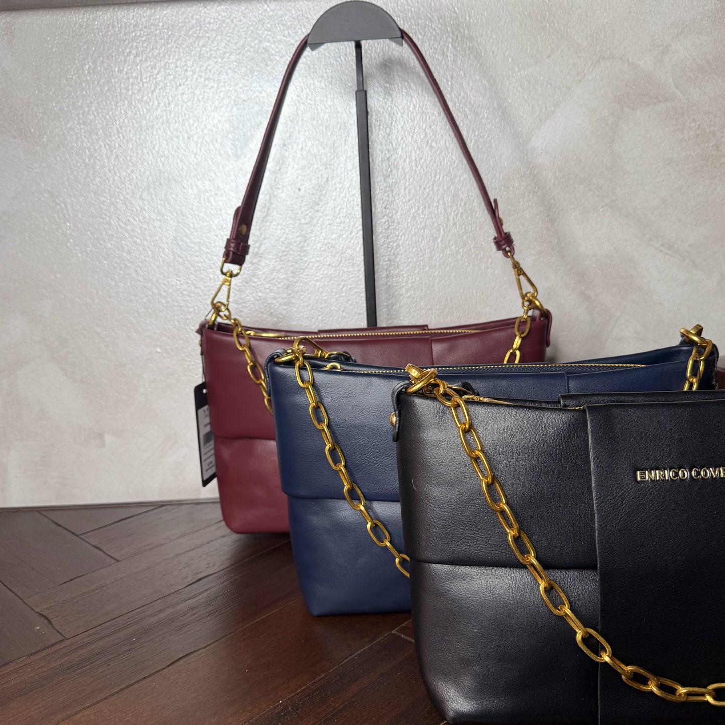Bolso acolchado con cadena dorada, asa corta y bandolera
