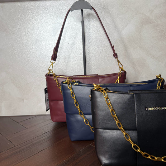Bolso acolchado con cadena dorada, asa corta y bandolera