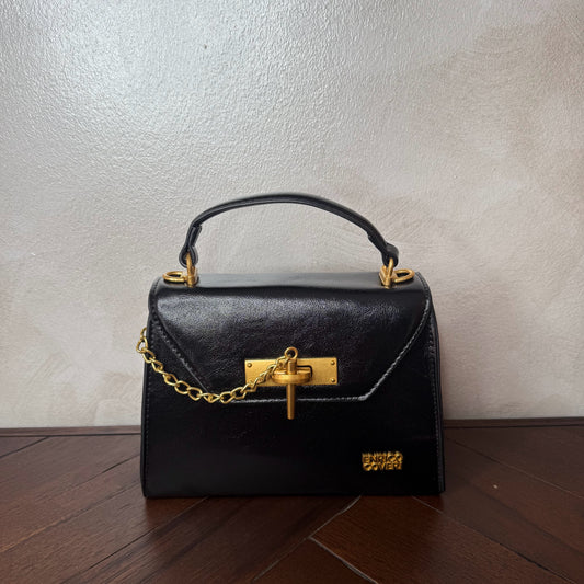 Mini bolso con detalle de cierre de cadena dorada + asa bandolera