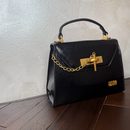 Mini bolso con detalle de cierre de cadena dorada + asa bandolera