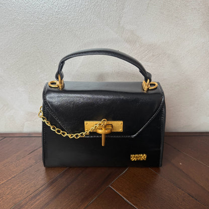 Mini bolso con detalle de cierre de cadena dorada + asa bandolera