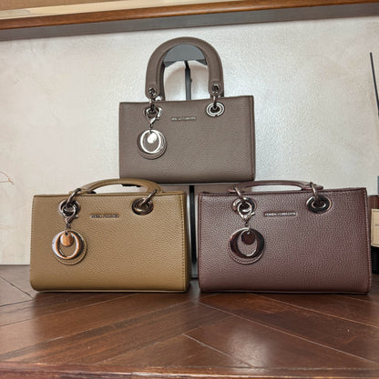 Bolso de mano con asa larga y colgante metálico
