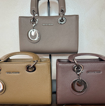 Bolso de mano con asa larga y colgante metálico