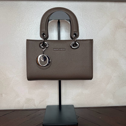 Bolso de mano con asa larga y colgante metálico