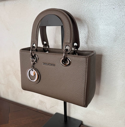 Bolso de mano con asa larga y colgante metálico