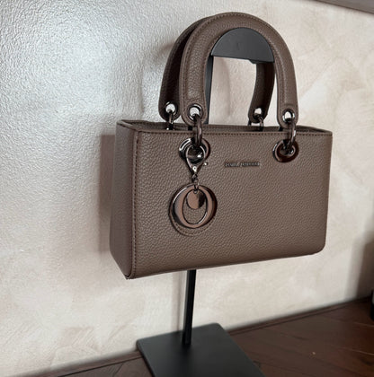 Bolso de mano con asa larga y colgante metálico
