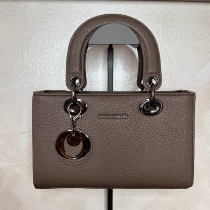 Bolso de mano con asa larga y colgante metálico