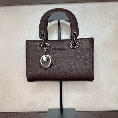 Bolso de mano con asa larga y colgante metálico