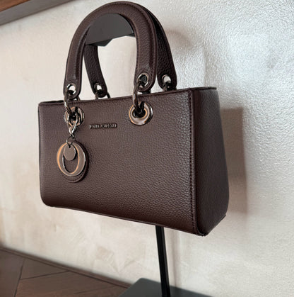 Bolso de mano con asa larga y colgante metálico