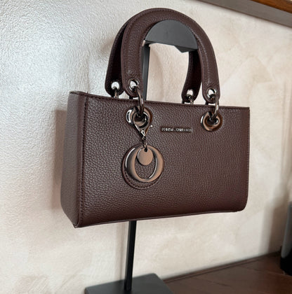 Bolso de mano con asa larga y colgante metálico