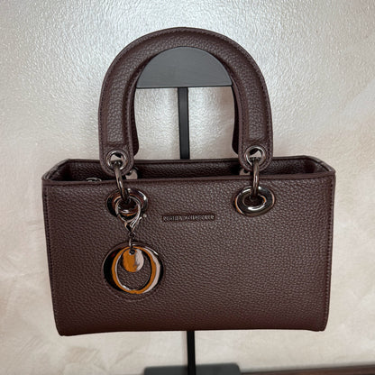 Bolso de mano con asa larga y colgante metálico