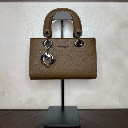 Bolso de mano con asa larga y colgante metálico