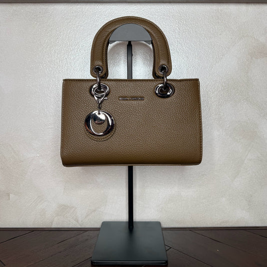 Bolso de mano con asa larga y colgante metálico