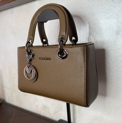 Bolso de mano con asa larga y colgante metálico