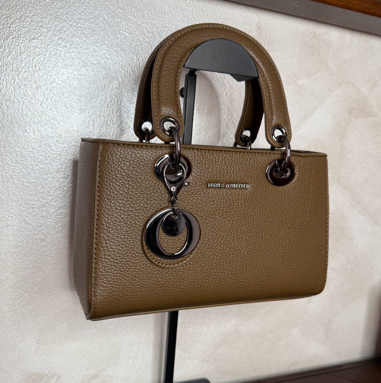 Bolso de mano con asa larga y colgante metálico