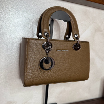 Bolso de mano con asa larga y colgante metálico