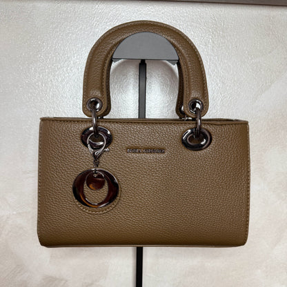Bolso de mano con asa larga y colgante metálico