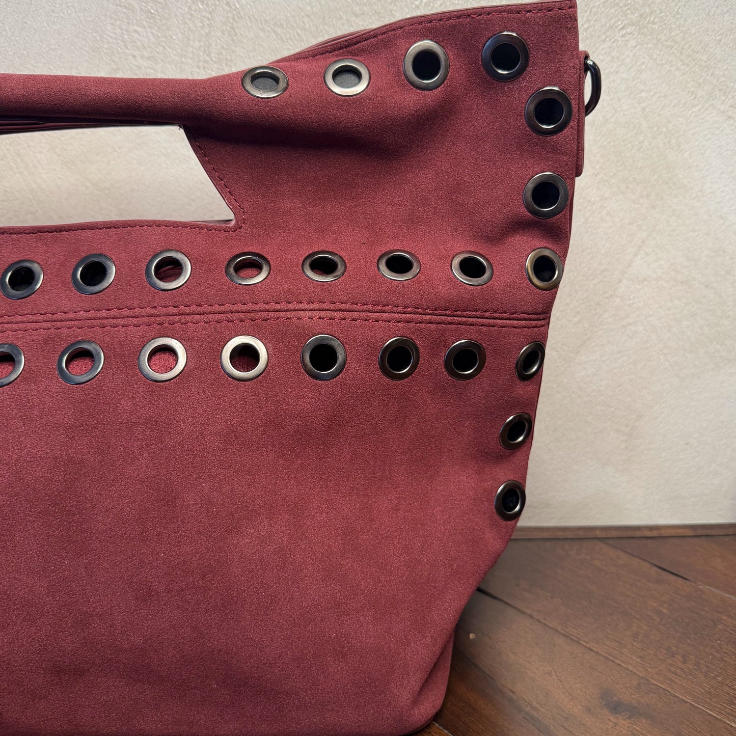 Bolso shopper con ojales metálicos