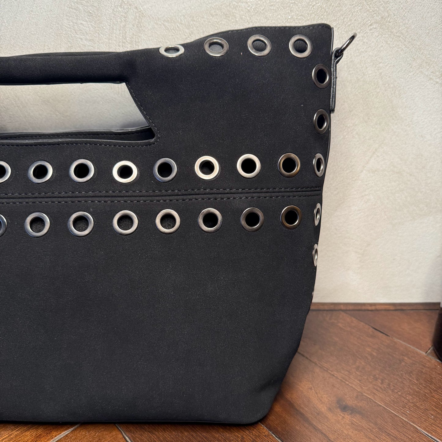 Bolso shopper con ojales metálicos