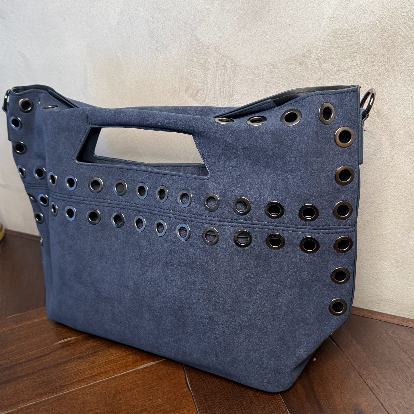 Bolso shopper con ojales metálicos