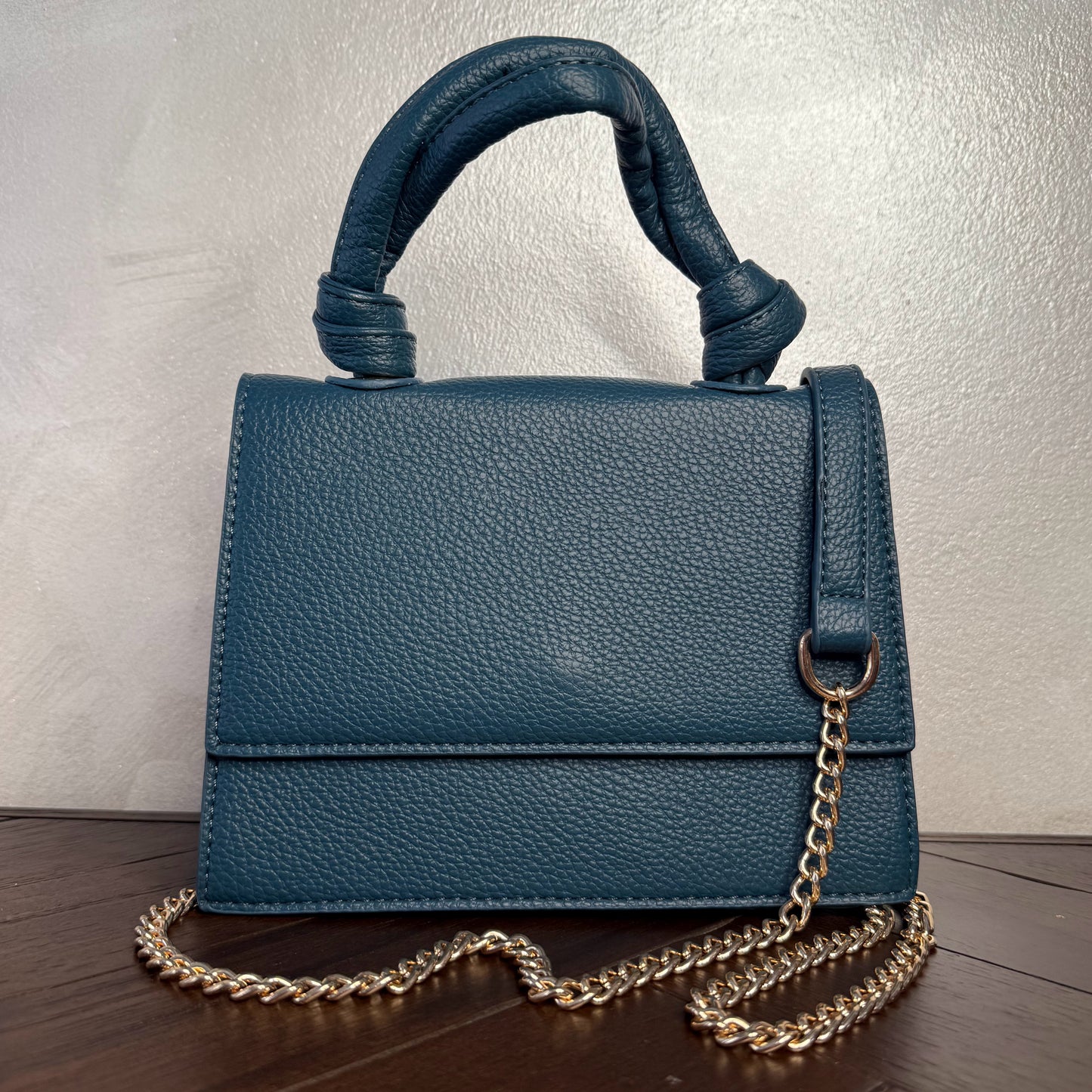 Mini bolso con asa anudada y cadena dorada