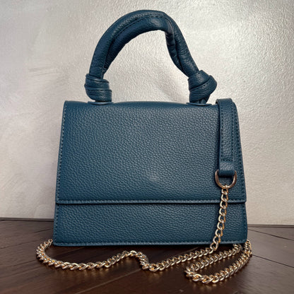 Mini bolso con asa anudada y cadena dorada