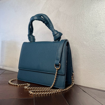 Mini bolso con asa anudada y cadena dorada