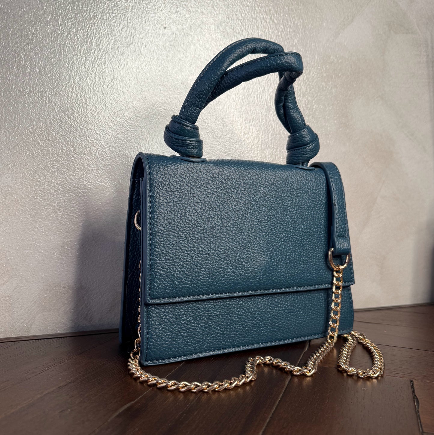 Mini bolso con asa anudada y cadena dorada
