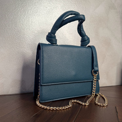 Mini bolso con asa anudada y cadena dorada
