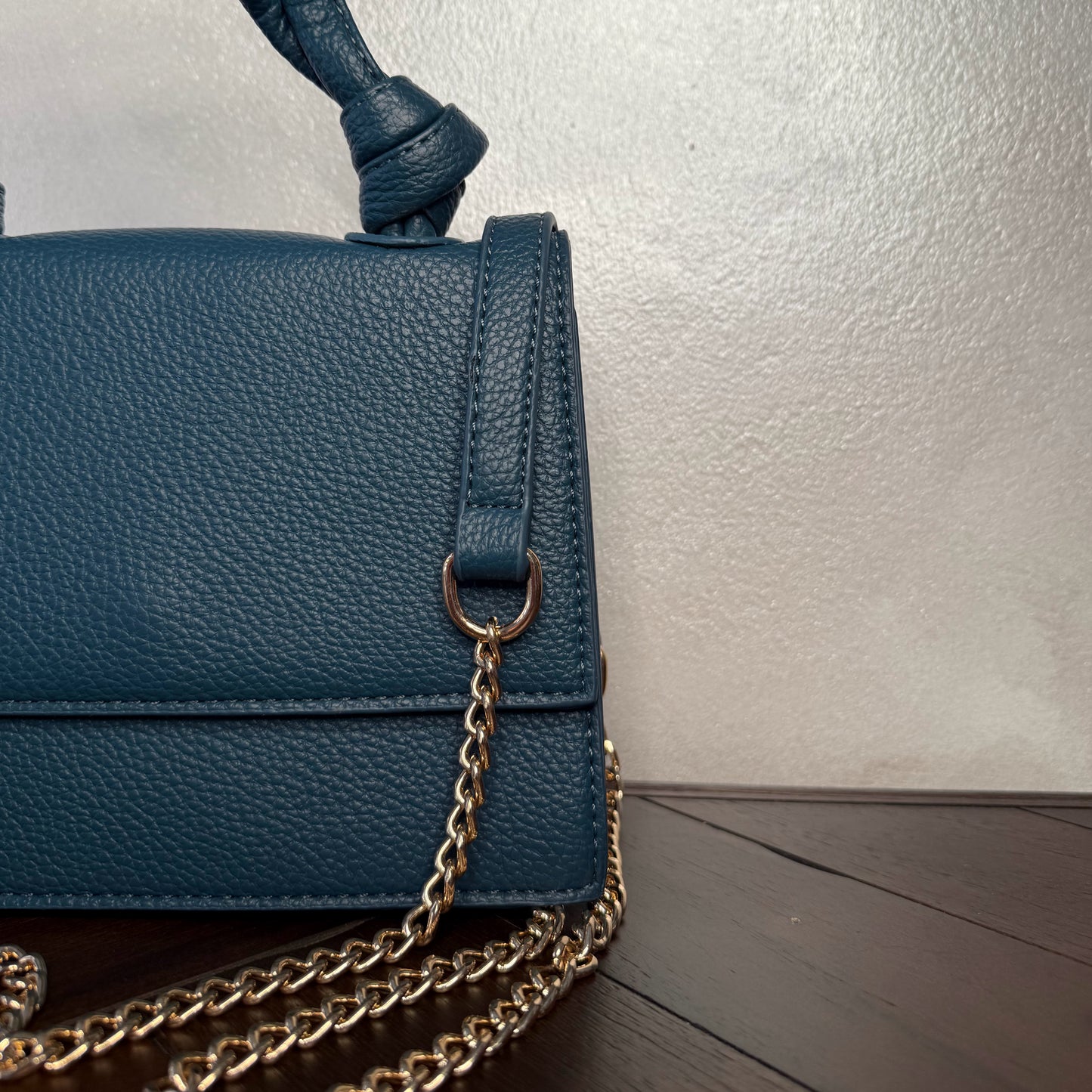 Mini bolso con asa anudada y cadena dorada