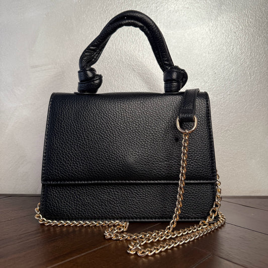 Mini bolso con asa anudada y cadena dorada
