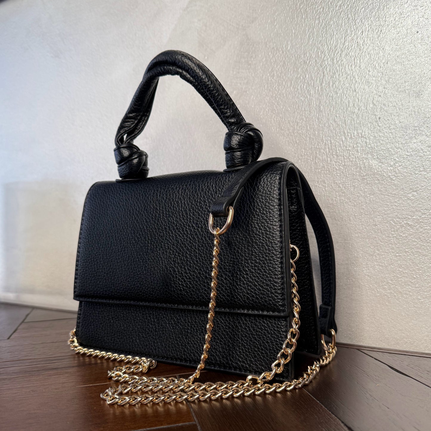 Mini bolso con asa anudada y cadena dorada
